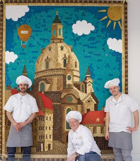 Kekspuzzle mit der Dresdner Frauenkirche aus 5.000 Keksen im Elbepark Dresden