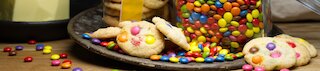 Bunte Cookies mit vielen, bunten Schokolinsen