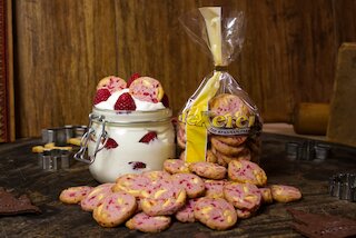 Himbeerquarkkekse mit einem Glas Quark und frischen Himbeeren